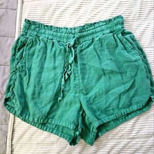 Faherty Women's Green Casual Shorts. Size S